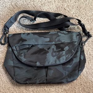 lululemon athletica Black Logo Plate Interior Detail